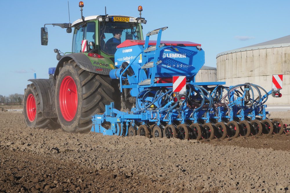 Stuifgerst voor uienland zaaien met aangepaste Lemken Solitair