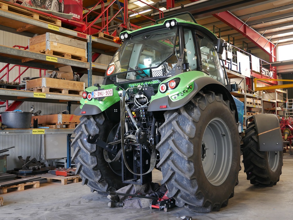 Foto 6: De merk specifieke aanbouw onderdelen voor de Herder maai-armen worden in huis door collega-bedrijf P. van Eijzeren Constructie en Machinebouw