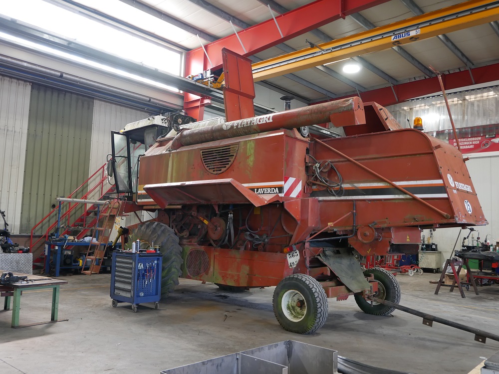 Foto 3: Een export handelaar heeft deze ‘gebruikte’ Laverda in onderhoud gegeven om hem gebruik klaar te maken voor export naar Suriname. P. van Eijzeren