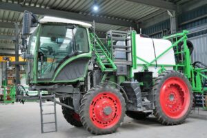 CHD bouwt spuitopbouw op Fendt 514 Vario van 2.500 liter en 27 meter