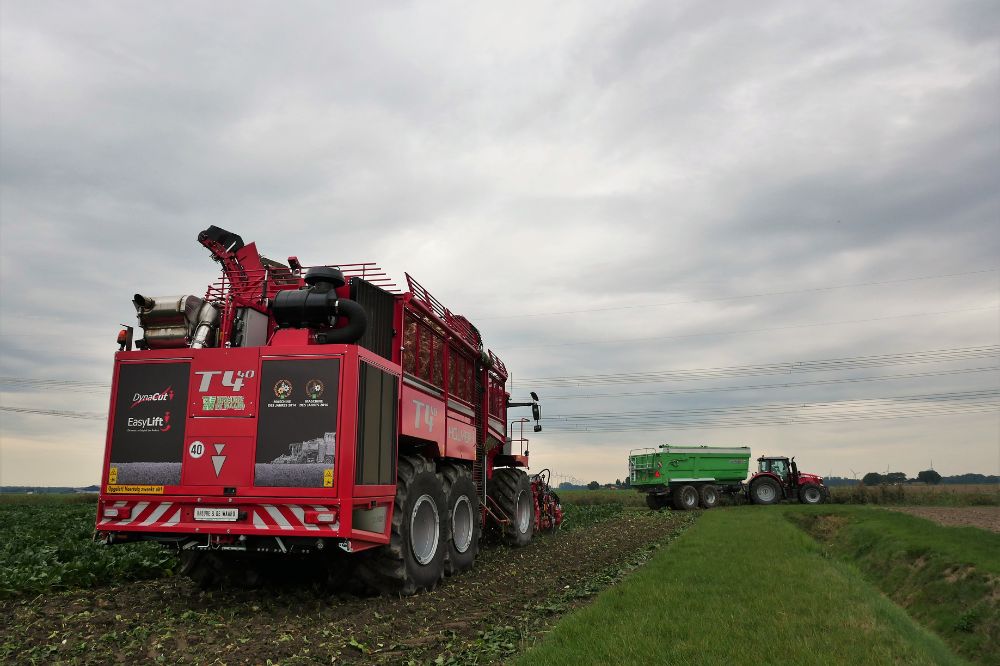 De bietenopbrengst per hectare groeit. 120 ton per hectare is geen uitzondering. Om één rondgang op een bunker te houden of om een lange  kopakker te rooien zonder tussentijds te hoeven lossen, is de grote bunkerinhoud essentieel.