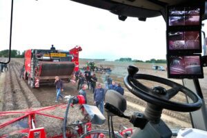 Rooidemo Dewulf van Bart Agro Mechanisatie trekt ruim 400 bezoekers