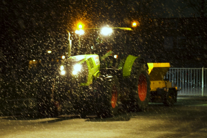 Video: Zout strooien in de sneeuw met Claas Arion 640