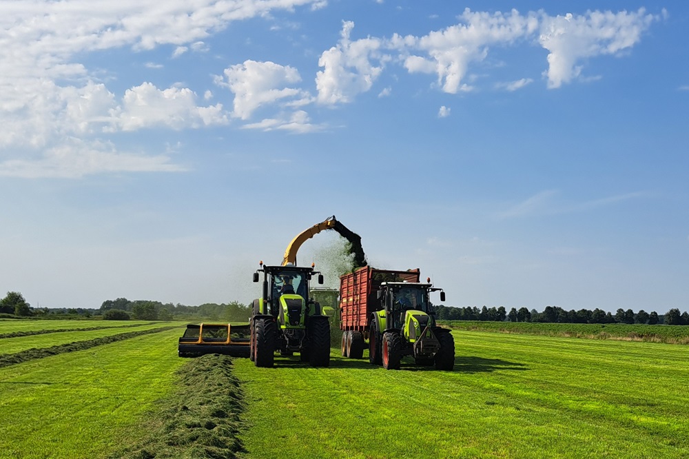 ELHO getrokken hakselaar trekt ten strijde op de Drentse velden