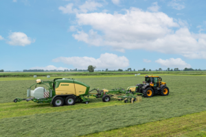 In één werkgang harken, persen en wikkelen met KRONE Swadro Baletrain