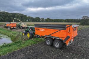 Afgeleverd bij loonbedrijf Stuut: zes identieke Dezeure Silocruisers
