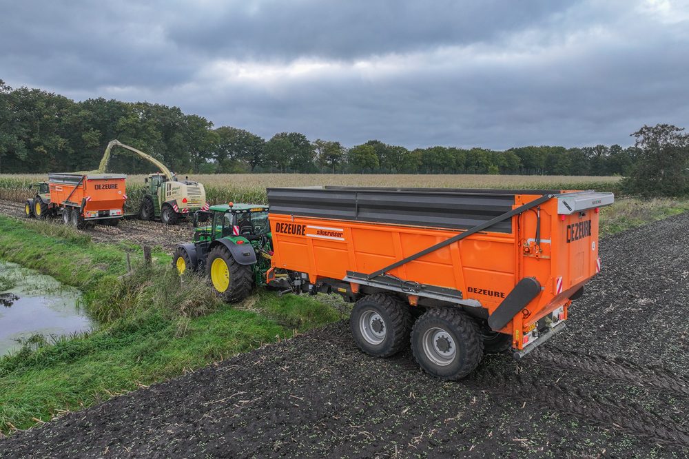 Afgeleverd bij loonbedrijf Stuut: zes identieke Dezeure Silocruisers