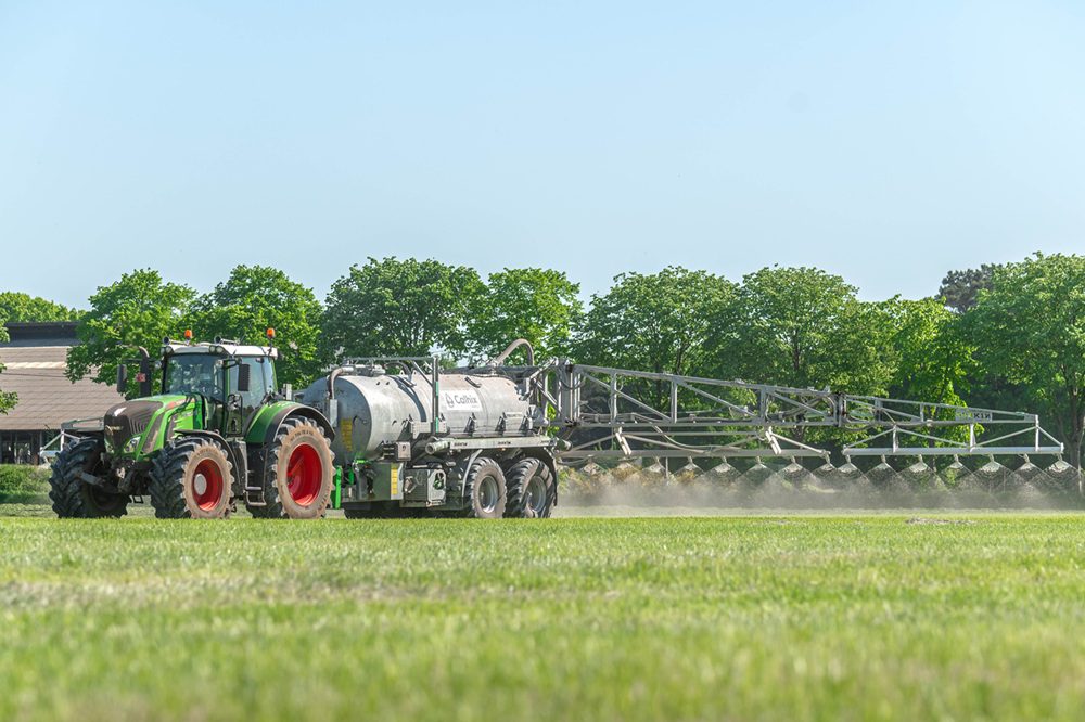 "Een perceel wit schilderen met vloeibare kalk is mooi werk"