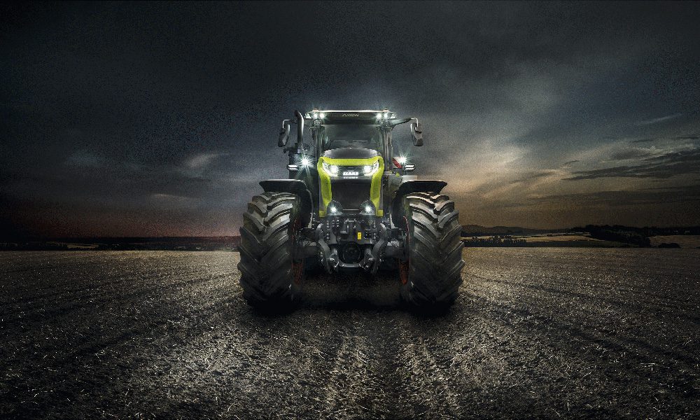 FORVIA HELLA ontwikkelt verlicht logopaneel voor CLAAS Axion 9