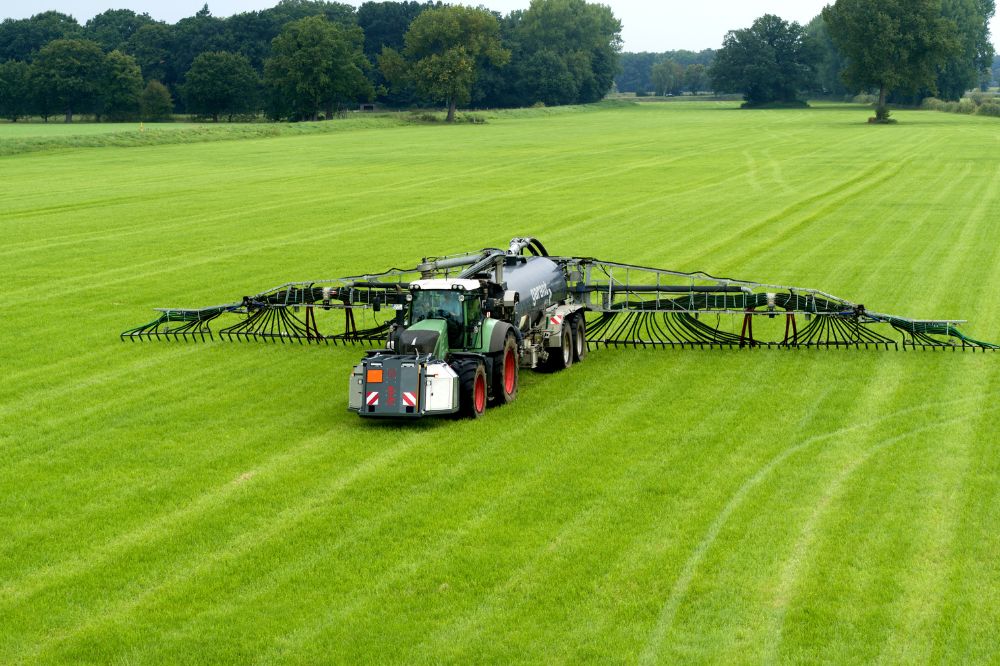 In proeven en in de praktijk wordt een emissiereductie behaald die duidelijk hoger ligt dan bij zodebemesten.