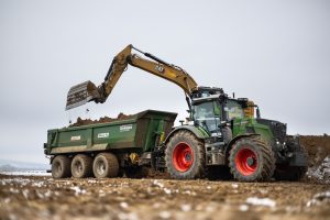 Nieuwe HD700 dumper direct vol aan het werk: duizenden tonnen grond in beweging