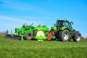 In één werkgang oud gras verwijderen, doorzaaien, walsen en beluchten