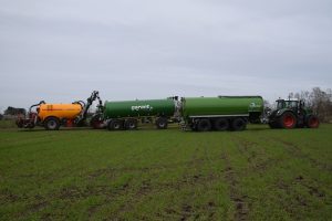 Mesttransport met Kumm en Kotte Garant