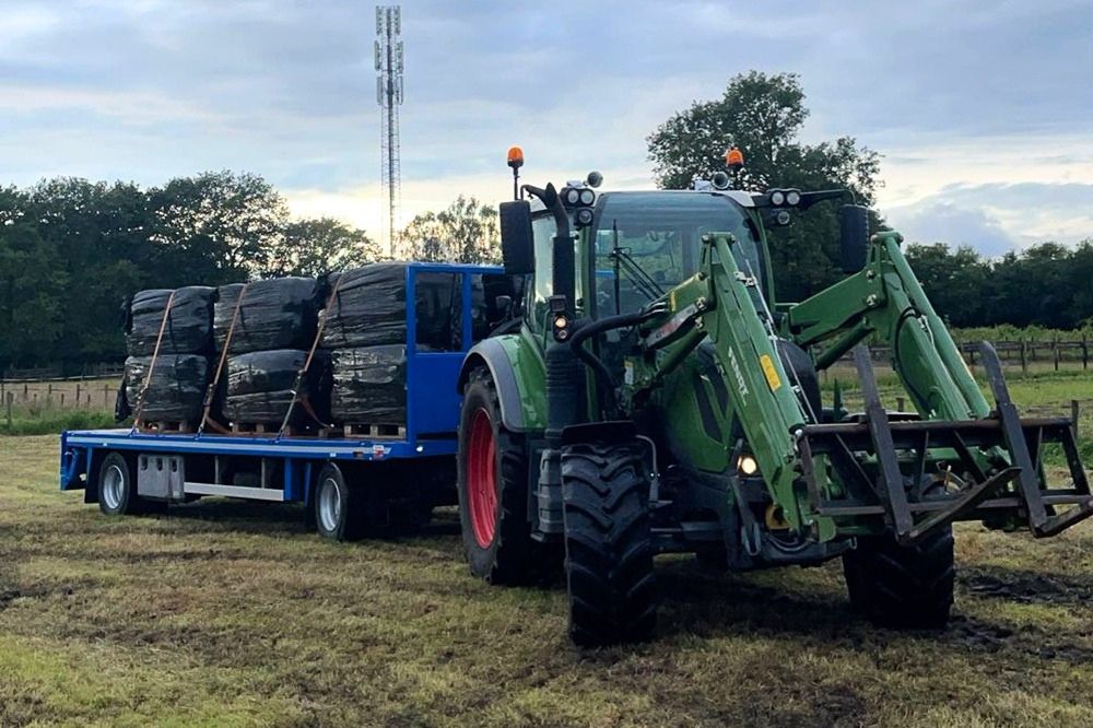 Fendt 313 van familie Calis: van kelderbouw tot balen laden