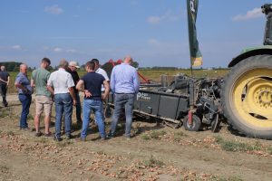 APU 225 uienschijvenrooier trekt veel bekijks op Uiendag