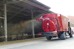 BvL combineert zelfrijdende voermengwagen met stroblazer