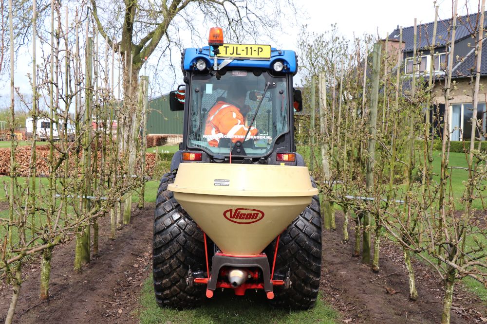 Van Kempen: "Deze Vicon strooit onderbroken en zorgt daardoor dat er alleen kunstmest gestrooid wordt op de zwartstroken en niet op het gras."